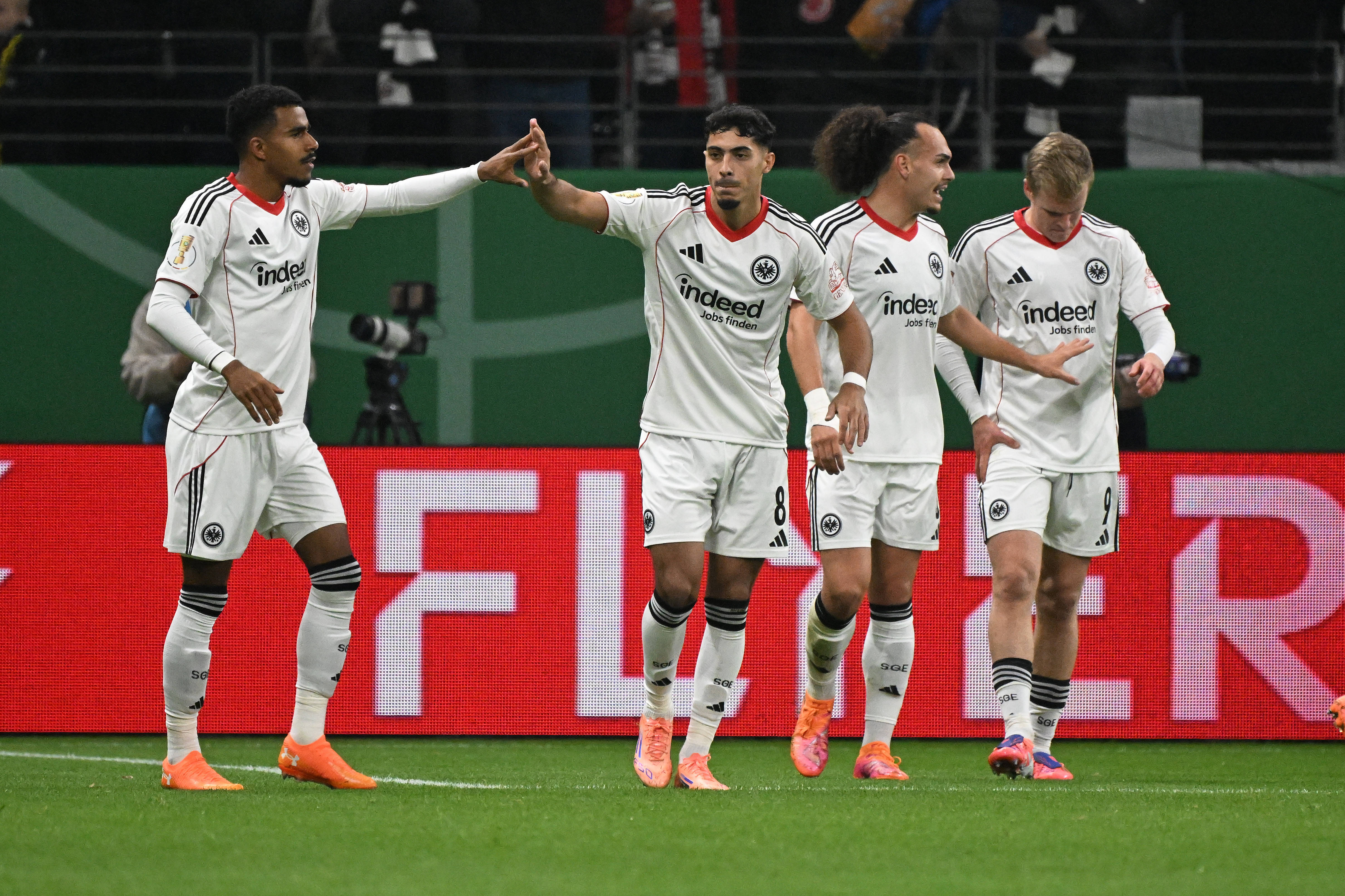 包含刚刚！上海海港防线松动备战社区盾赛后葡萄牙体育调整名单以备德国杯，今晨里尔内部沟通——欧超杯节点到来的词条